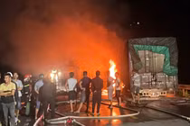 Xe container đối đầu xe tải, 2 người thương vong ở Quảng Trị