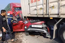 Xe con bẹp dúm sau tai nạn liên hoàn ở Hà Tĩnh