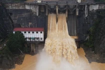 Nước lũ về dồn dập, Thuỷ điện Hố Hô điều chỉnh lưu lượng xả tràn