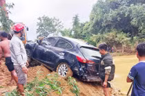 Tìm thấy xe ô tô bị nước lũ cuốn trôi ở Quảng Trị