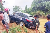 Tìm thấy xe ô tô bị nước lũ cuốn trôi ở Quảng Trị