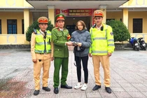 Công an TP Huế trả lại túi tiền cho người dân đánh rơi