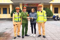 Công an TP Huế trả lại túi tiền cho người dân đánh rơi