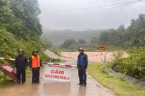 Mưa lớn khiến nhiều tuyến đường ở Quảng Trị bị ngập sâu