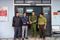 Người dân TP Huế giao nộp 2 cá thể rùa quý hiếm