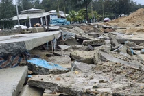 Cấp tốc thi công kè mềm ngăn sạt lở bờ biển ở Huế