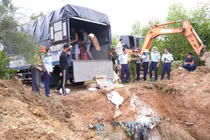 Quảng Trị tiêu huỷ lượng lớn thực phẩm nhập lậu