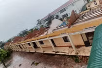 Dãy 12 phòng học thuộc Trường THCS Sơn Lộc bị tốc mái hoàn toàn.