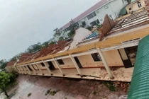 Dãy 12 phòng học thuộc Trường THCS Sơn Lộc bị tốc mái hoàn toàn.