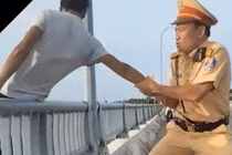 Công an TP Huế kịp thời ngăn người đàn ông nhảy cầu tự vẫn