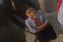 Nữ sinh lớp 8 ở Huế bị bạn đánh, bắt quỳ gối trong nhà vệ sinh