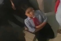 Nữ sinh lớp 8 ở Huế bị bạn đánh, bắt quỳ gối trong nhà vệ sinh