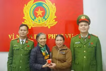 Người mua ve chai trả lại hơn 5 chỉ vàng trong tủ sắt