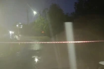 Xe ô tô bị nước lũ cuốn trôi, tài xế may mắn thoát nạn