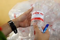 Sản xuất cồn giả, giám đốc cùng thuộc cấp bị khởi tố