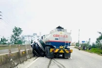 Ô tô con vắt vẻo trên lan can Quốc lộ 1, tài xế may mắn thoát nạn