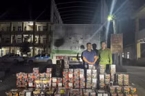 Bắt đối tượng vận chuyển trái phép 239 hộp pháo hoa nổ