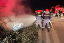 Ô tô con bốc cháy dữ dội ở Hà Tĩnh