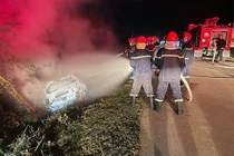 Ô tô con bốc cháy dữ dội ở Hà Tĩnh