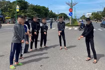 Nghĩ bị nhìn đểu, 2 nhóm thanh niên hỗn chiến trong đêm