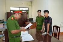 Dùng dao truy sát đối thủ giúp bạn, nam thanh niên bị khởi tố