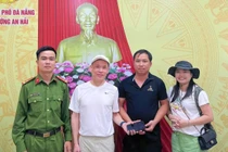Du khách nước ngoài xúc động khi nhận lại tài sản đánh rơi