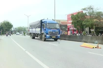 Đi bộ qua Quốc lộ 1A, cụ bà bị xe tải tông tử vong