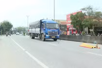 Đi bộ qua Quốc lộ 1A, cụ bà bị xe tải tông tử vong