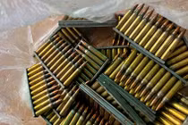 Nhiều băng đạn còn mới bị vứt ở bờ hồ Nam Phương