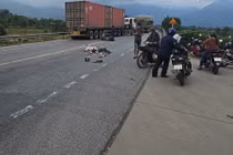 Xe máy va chạm ô tô tải, 2 người tử vong thương tâm ở Huế