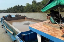 Phát hiện tàu sắt chở 200 m3 cát lậu ở Vĩnh Long