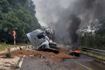 Hai xe đầu kéo đối đầu trên quốc lộ 8, tài xế may mắn thoát nạn