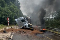 Hai xe đầu kéo đối đầu trên quốc lộ 8, tài xế may mắn thoát nạn