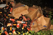 Hàng nghìn chai nước mắm bị vứt trong bụi rậm ở Quảng Nam