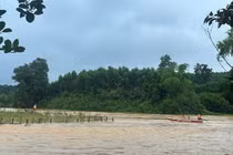 Kịp thời ứng cứu người dân bị nước lũ cô lập ở Hà Tĩnh