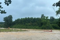 Kịp thời ứng cứu người dân bị nước lũ cô lập ở Hà Tĩnh