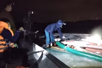 Bắt quả tang 2 phương tiện chở cát lậu ở Quảng Trị