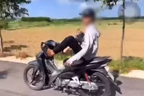 Nam thanh niên lái xe máy bằng chân, quay clip đăng lên mạng xã hội