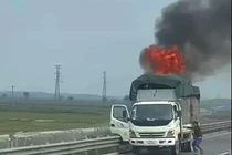 Xe tải bốc cháy ngùn ngụt trên cao tốc ở Hà Tĩnh