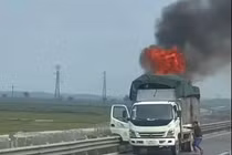 Xe tải bốc cháy ngùn ngụt trên cao tốc ở Hà Tĩnh