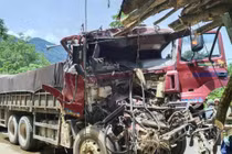 Xe đầu kéo biến dạng sau va chạm với ô tô tải