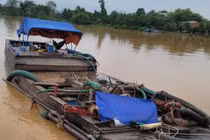 Bắt giữ 10 phương tiện vận chuyển hơn 300 m3 cát lậu ở Vĩnh Long