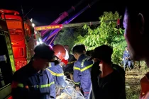 Giải cứu tài xế xe đầu kéo rơi xuống vực sâu 70m ở Quảng Trị