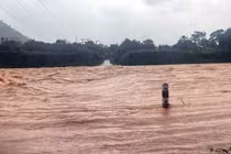 Mưa xối xả, nhiều trường ở Quảng Trị cho học sinh nghỉ gấp