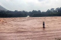 Mưa xối xả, nhiều trường ở Quảng Trị cho học sinh nghỉ gấp