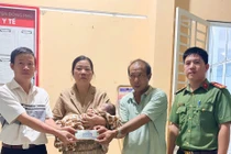 Giúp người phụ nữ cùng con nhỏ đoàn tụ gia đình sau gần 1 năm mất liên lạc