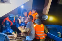 Cứu sống 2 người dân bị nước lũ cuốn trôi khi đi bắt chim ở Huế