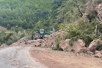 Đường lên cửa khẩu La Lay bị ách tắc do sạt lở đất