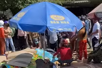 Xe máy va chạm xe tải, 2 mẹ con tử vong thương tâm