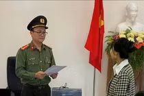 Khởi tố 3 “nữ quái” vận chuyển tiền qua biên giới